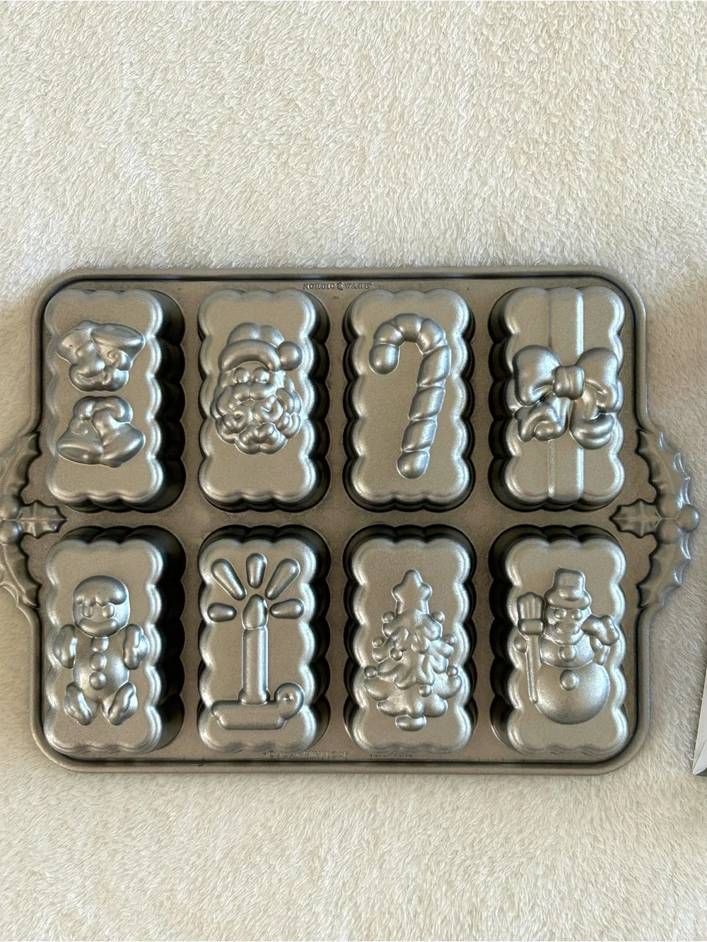 Williams Sonoma Nordic Ware 8 Loaf Holiday Mini Loaf Cakelet Pan NEW